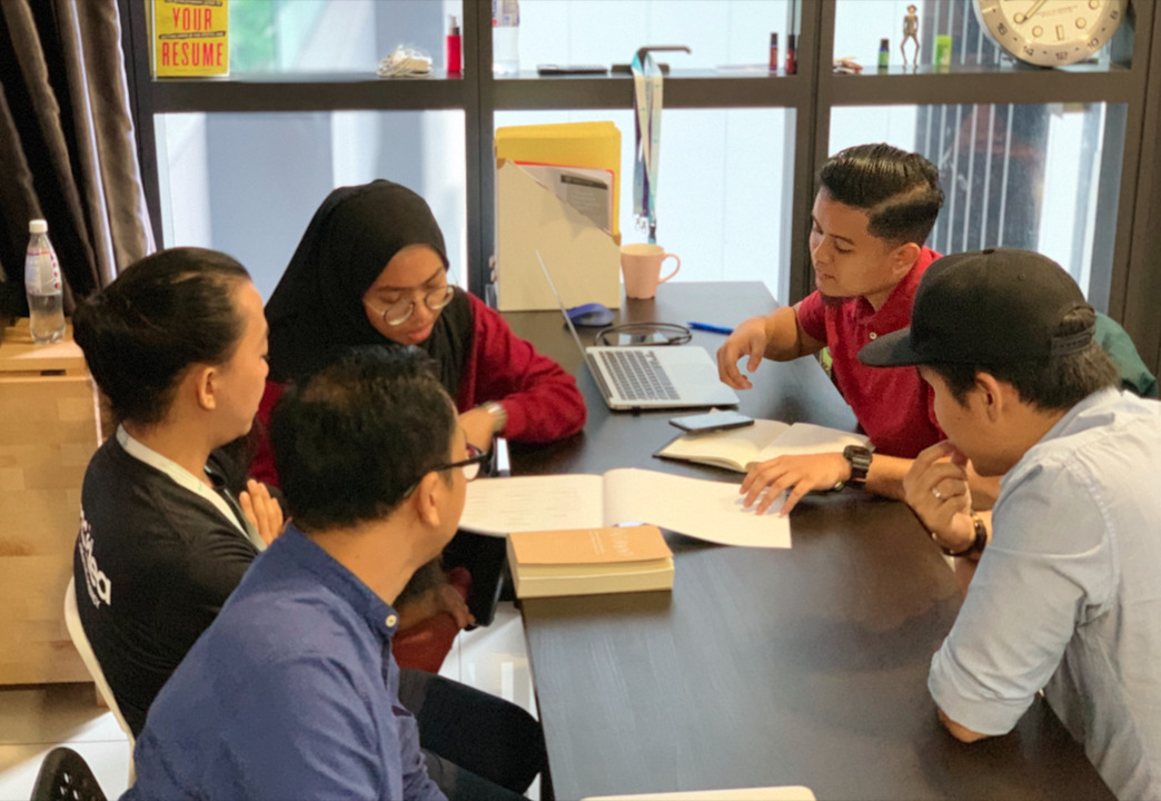 Team bei der Bildungsentwicklung